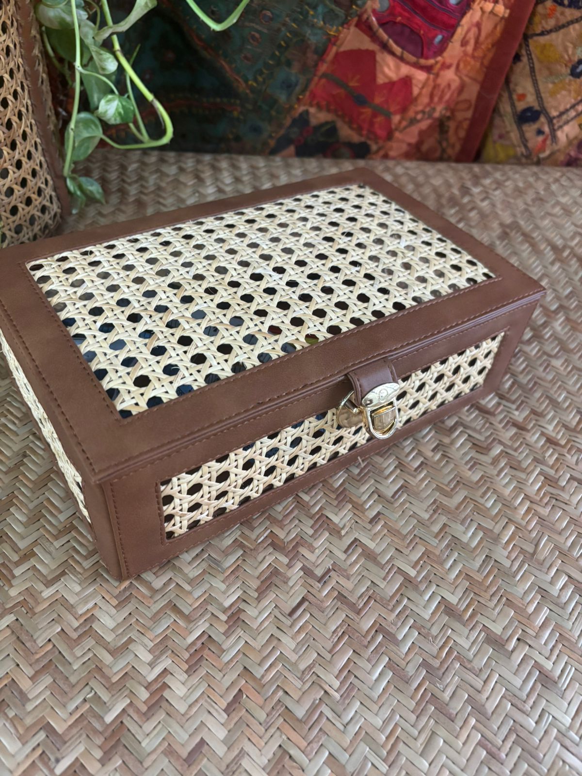 Natural finish rattan storage box with tulip design
Decorative handmade tulip pattern rattan organizer