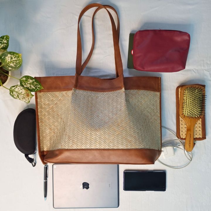 Eco-friendly woven straw tote bag for daily use