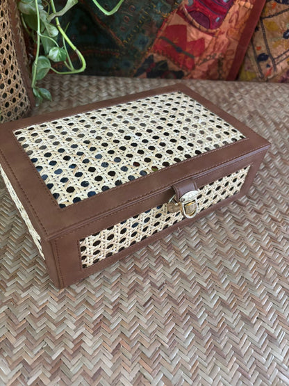 Natural finish rattan storage box with tulip design

Decorative handmade tulip pattern rattan organizer