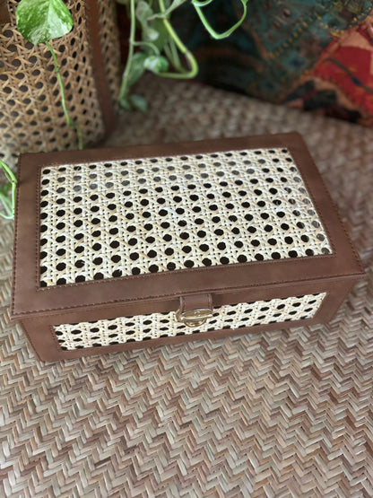 Handmade tulip design rattan box for storage and decor

Elegant woven cane box with tulip pattern

Natural finish rattan storage box with tulip design

Decorative handmade tulip pattern rattan organizer

Stylish wicker box with tulip-inspired design