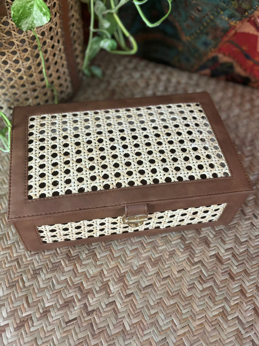 Handmade tulip design rattan box for storage and decor

Elegant woven cane box with tulip pattern

Natural finish rattan storage box with tulip design

Decorative handmade tulip pattern rattan organizer

Stylish wicker box with tulip-inspired design